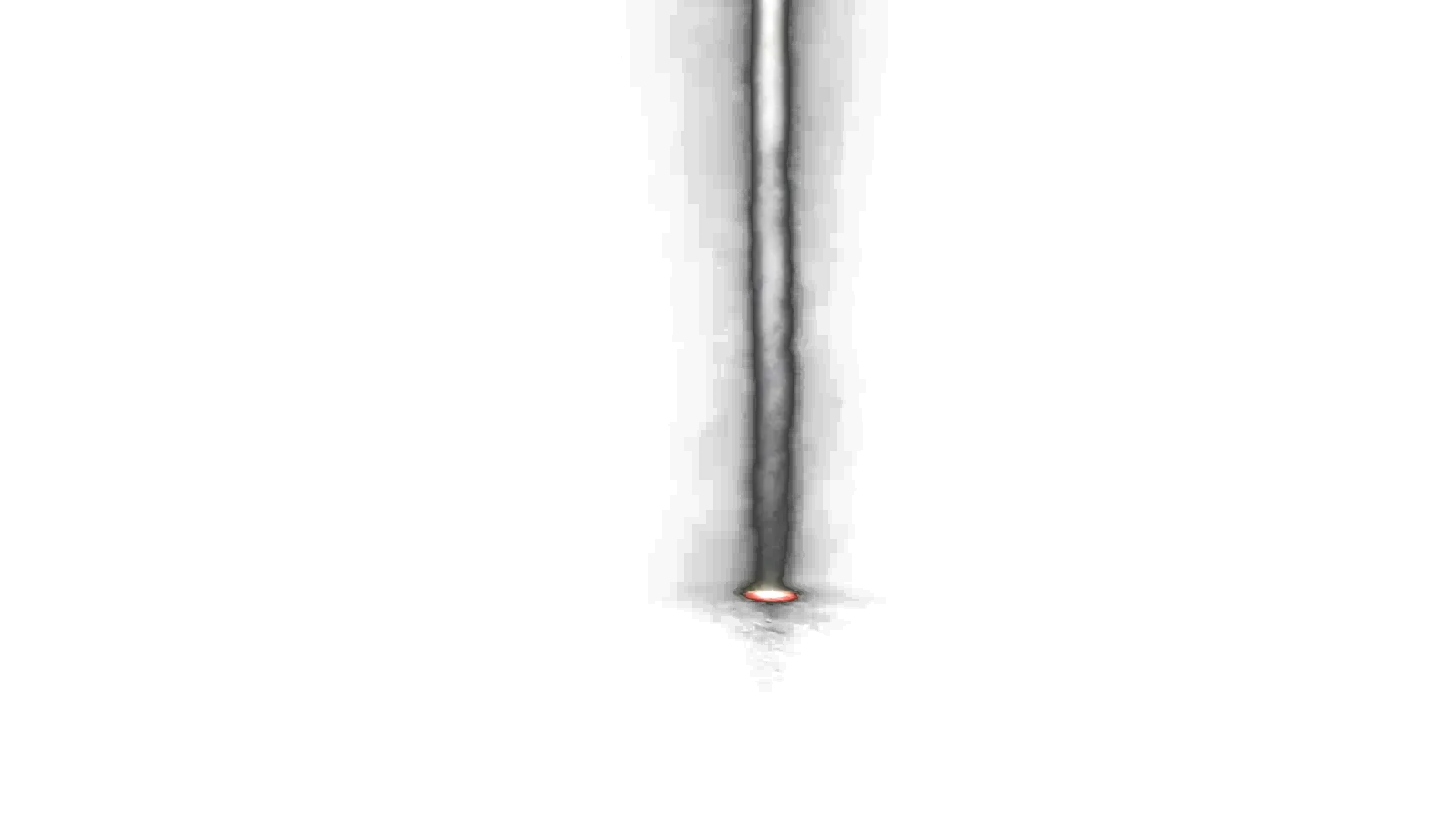 Un faisceau de lumière descend dans l'obscurité et vient frapper un disque rouge au sol : une intention qui cherche, et un point précis pour la recevoir.